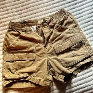 RedHead Tan Cargo Shorts with Classic Design